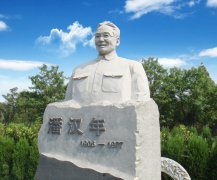 瞻仰潘汉年雕像：追寻英雄足迹