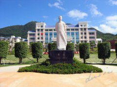 鲁迅雕像：一代文豪的精神印记