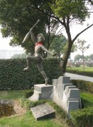 神笔永铸：一座纪念碑里的东方童话密码